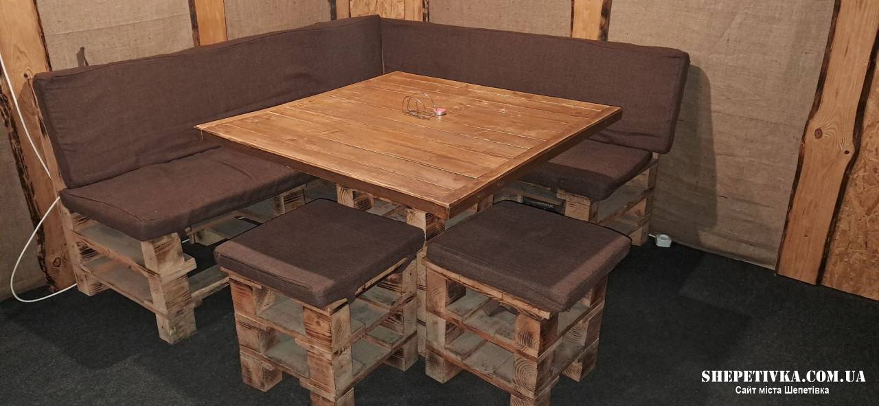 Столи з дерева