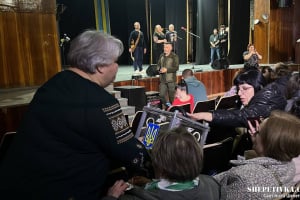 Творчість заради підтримки: у Шепетівці відбувся благодійний вечір, де збирали кошти на лікування волонтерки