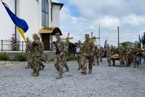 Рік у списках зниклих: у Полонному провели в останню земну дорогу 36-річного десантника Дмитра Бондарчука