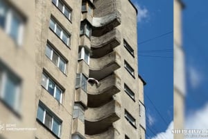 Надзвичайники врятували 86-річну жінку від падіння з 14-го поверху (відео)