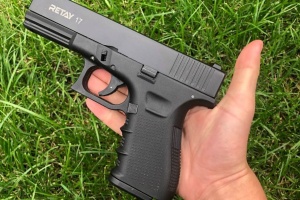 На Шепетівщині підліток знайшов пістолет та спробував його продати