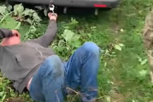 Прикували наручниками до авто та забризкали газом 61-річного батька військового»: скандальний інцидент із ТЦК