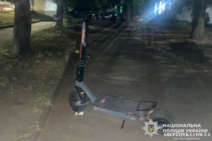 13-річний підліток на електросамокаті збив жінку: потерпіла зламала обидві руки