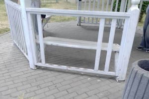 Хвиля вандалізму в Полонному триває: у парку на Площі Слави понівечили альтанки та лавки