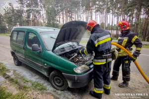 У Судилкові палала господарча будівля, а в Славуті — автомобіль (відео)