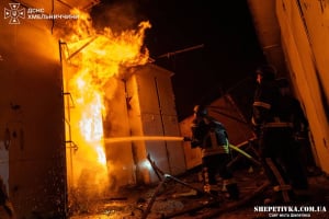 Нічна атака на Хмельницький: через детонацію уламків БПЛА на ринку поранено чотирьох рятувальників та поліцейського