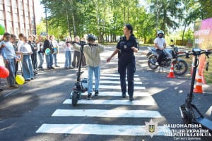 У Шепетівському ліцеї № 2 поліцейські провели урок безпеки для водіїв двоколісного транспорту