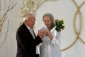 «Нареченому — 84, нареченій — 81: літня пара на Шепетівщині одружилися після 60 років проведених разом