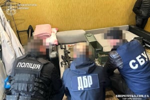 Правоохоронець зі спільником торгували зброєю: їх судитимуть у Хмельницькому