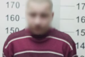 Суд виніс вирок зловмиснику, який систематично ображав власну матір та вкрав мобільний телефон