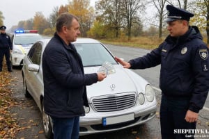 На Шепетівщині судитимуть водія за спробу підкупу поліцейських за 1000 доларів