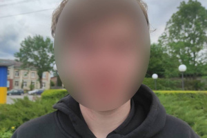 Зґвалтував та побив неповнолітню дівчину, погрожував автоматом їй та її матері: деталі справи