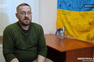 "До цього — не звикнеш". Історія шепетівчанина, який евакуює загиблих бійців, а у вільний час розмальовує картини