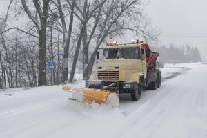 У найближчі дні синоптики прогнозують сніг та ожеледицю: водіїв закликають бути обережними
