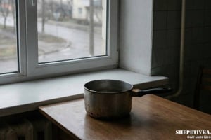 У Шепетівці суд покарав пенсіонера, який вдарив дружину сотейником