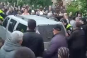 У Кам’янці-Подільському близько 100 людей заблокували авто ТЦК та порізали шини