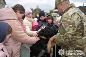 На Шепетівщині поліцейські продемонстрували роботу службових собак для школярів