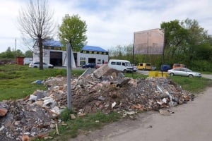 На об'їзні дорозі Шепетівки хтось викинув будівельне сміття