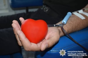 Крапля крові — шанс на життя: у Шепетівці поліцейські здали кров для поранених захисників