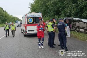 Перекинувся мікроавтобус з 14 пасажирами, серед них є діти