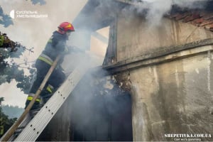 На Шепетівщині рятувальники під час гасіння пожежі виявили тіло чоловіка