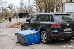 Автомобіль пошкодило сміттєвим баком: суд зобов'язав комунальників сплатити 20 тисяч гривень шкоди