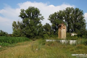 На Шепетівщині невідомі викинули камінний хрест "як непотріб"