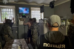 «Сходки», побори та наркотрафік за ґратами: п’ятьом кримінальникам із Хмельницького СІЗО оголосили нові підозри