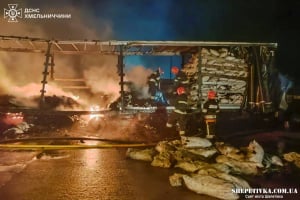 У Нетішині спалахнуло деревне вугілля прямо у вантажівці