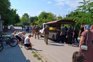 На щиті повернувся до рідного дому: на Шепетівщині прощались із захисником Миколою Водзінським