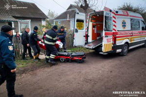 На Шепетівщині літня жінка впала до 7-метрового колодязя