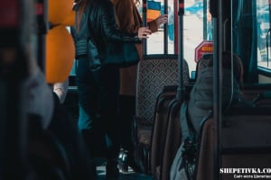 З автобуса на ходу випала дитина: апеляційний суд залишив водія маршрутки без прав на пів року