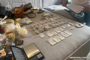 Вилучено наркотиків на 3,3 млн грн: ліквідували масштабну схему збуту кокаїну, канабісу та психотропів