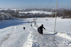 Зимовий відпочинок на Шепетівщині: гірка на генераторі