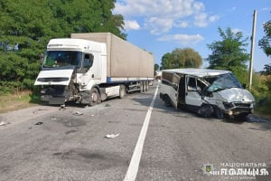 На Шепетівщині зіткнулась вантажівка з мікроавтобусом