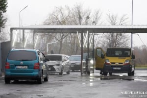 У Нетішині з мийки самообслуговування нечистоти потрапляли в річку Горинь