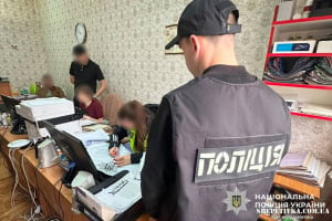 Син утік, а матір чекає на суд: викрито схему фіктивного працевлаштування до вишу