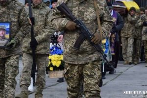 Рік болючого чекання: Шепетівка провела в останню земну дорогу полеглого воїна Володимира Кондратюка
