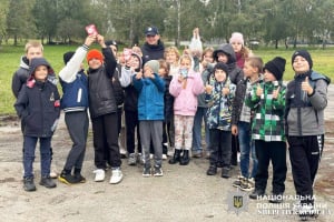 Школярі Полонного передали гостинці безпритульним тваринам Славути