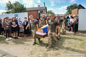 Двічі був поранений, але повертався у бій: в Улашанівській громаді попрощалися із Іваном Комарем