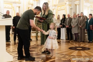 Президент вручив рідним загиблого шепетівчанина Меся Олексія орден «Золота Зірка»