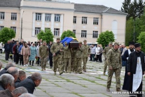 З перших днів пішов добровольцем до військкомату: у Шепетівці прощалися із Володимиром Пшеничним