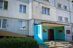 Різанина у під'їзді: в Нетішині 73-річний пенсіонер вдарив ножем сусідку