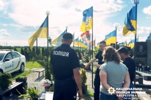 Над могилою Героя України Олексія Меся поглумились: поліція оперативно затримала зловмисницю