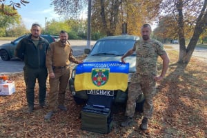 Шепетівським лісівникам передали засоби для будівництва фортифікацій та зарядні пристрої