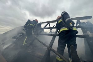 У Шепетівському районі рятувальники ліквідували пожежу господарчої споруди