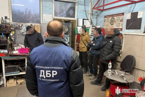Робота на СТО замість служби: ДБР оголосило підозру колишньому командиру військової частини