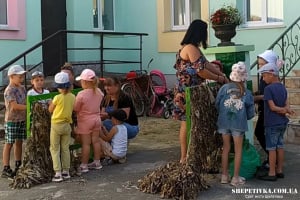 На Шепетівщині діти в садочку плетуть маскувальні сітки для військових