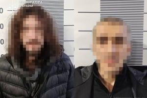 Підпал за дозу: у Нетішині судитимуть двох молодиків, які закидали будинок «коктейлями Молотова»