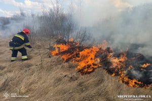 «Гаряча» субота: шепетівські рятувальники ліквідували займання сухої рослинності